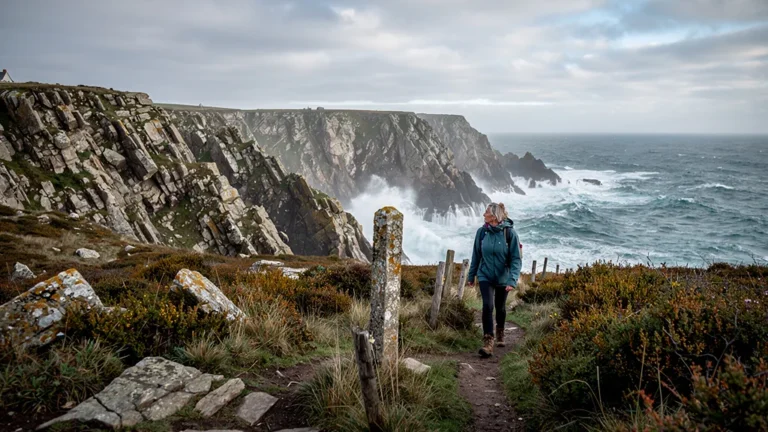Randonnée hors saison sur la Côte Sauvage de Quiberon avec vue réaliste sur les falaises et l'océan agité