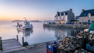 Le passeur de l'île d'Arz pris à l'aube, le golfe encore endormi
