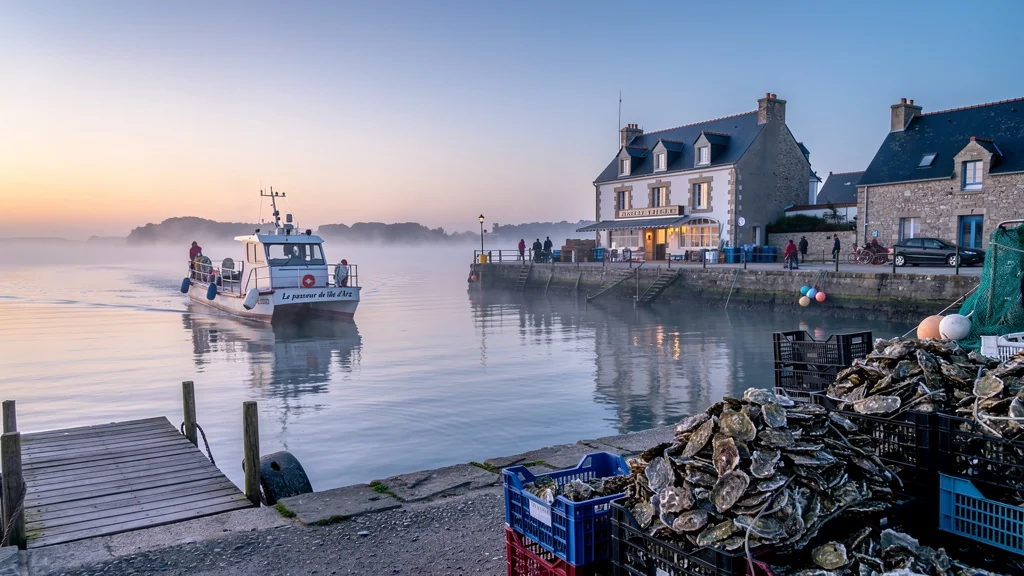 Le passeur de l'île d'Arz pris à l'aube, le golfe encore endormi